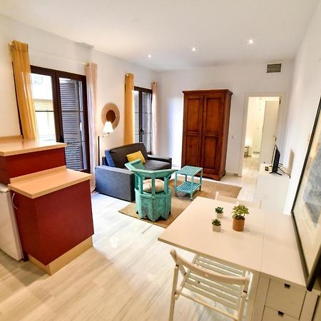 New! City Centre Apartment Севиля Екстериор снимка
